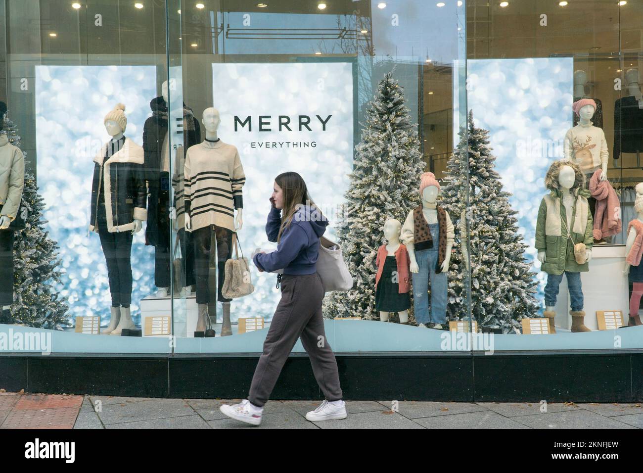 Exeter, Regno Unito, 16 novembre 2022: Gli amanti dello shopping in una giornata di sole sulla Exeter High Street e nei dintorni del centro commerciale Princesshay. Gli sconti del Black Friday sono in offerta e le vendite e gli sconti aprono la stagione dello shopping natalizio mentre i consumatori cercano di distribuire il costo del Natale durante il costo della crisi vivente. Anna Watson/Alamy Live News Foto Stock