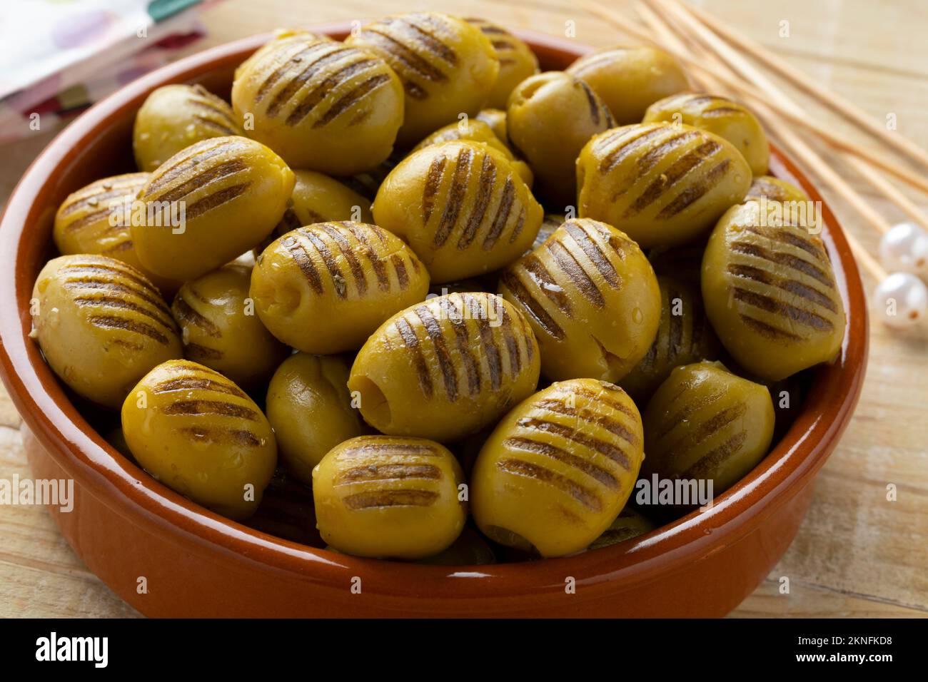 Piatto con grigliate di olive verdi come uno snack vicino fino Foto Stock