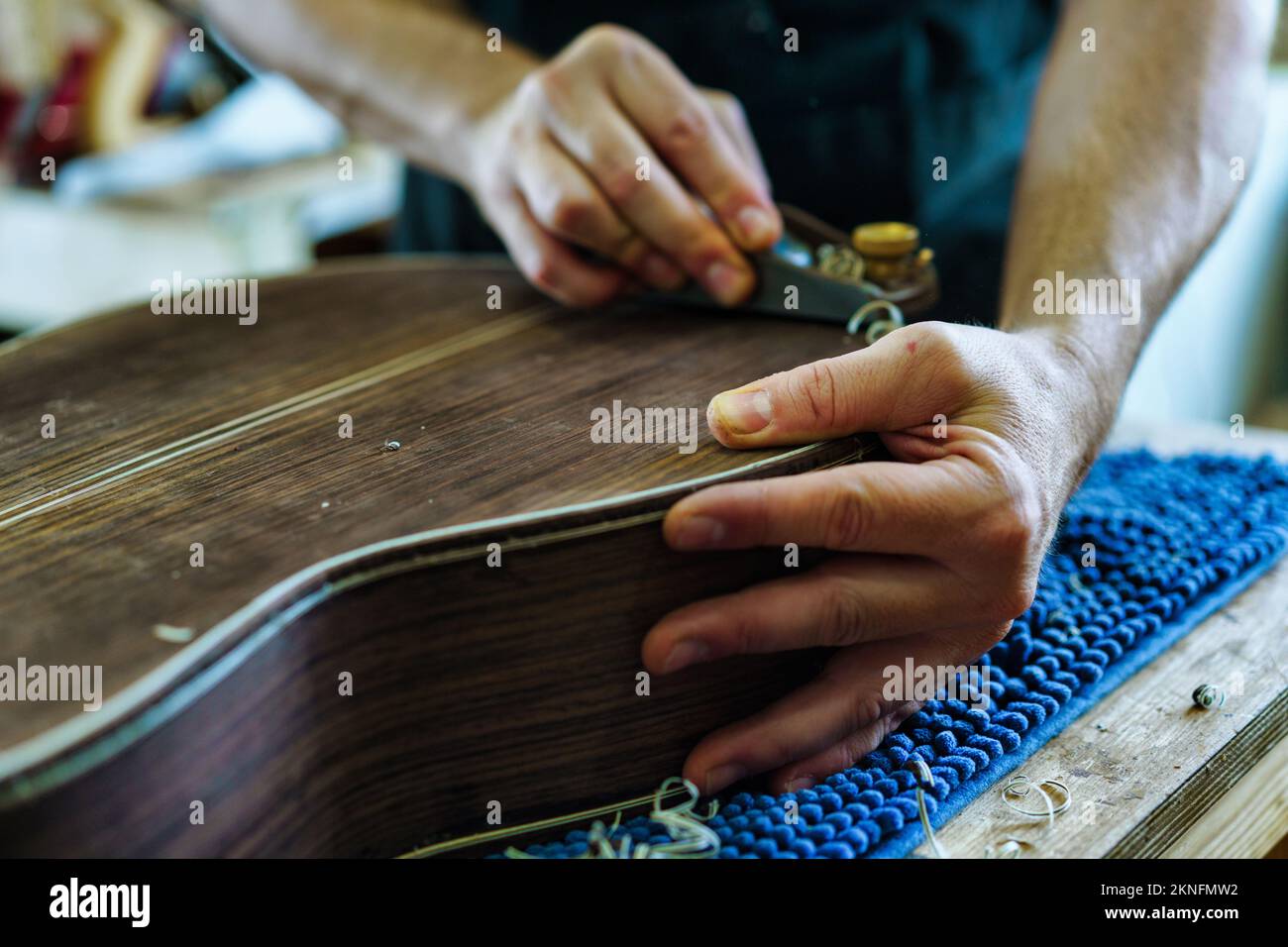 Irriconoscibile chitarra flamenco spagnola liutaio che crafting parte chitarra Foto Stock