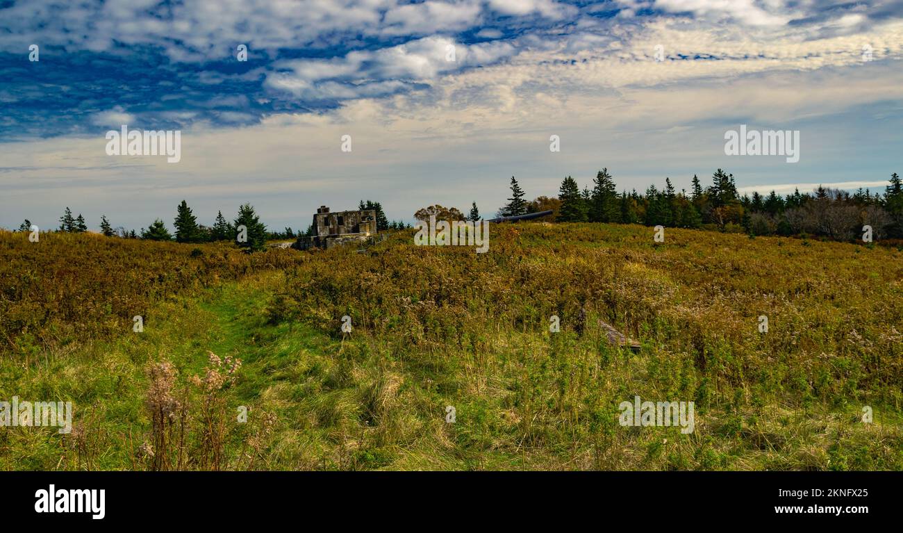 Gun Emplacements 3 e 4, Radar Building, Left Magazine e Crew Shelter, Fort McNab National Historic Site McNabs Island, Nuova Scozia Foto Stock