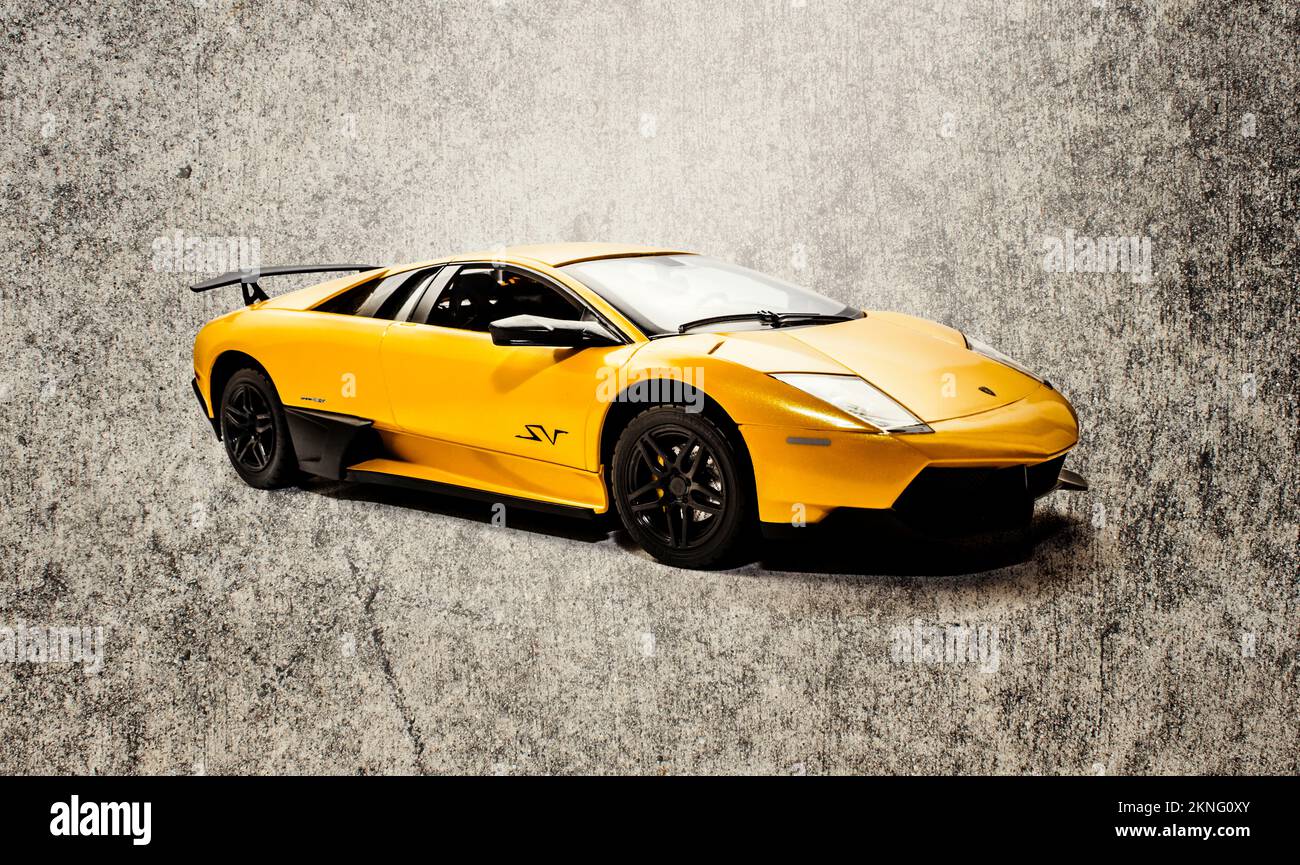 Opere d'arte automobilistiche su una SV Mucielago Lamborghini lp670-4 gialla cemento sfondo Foto Stock