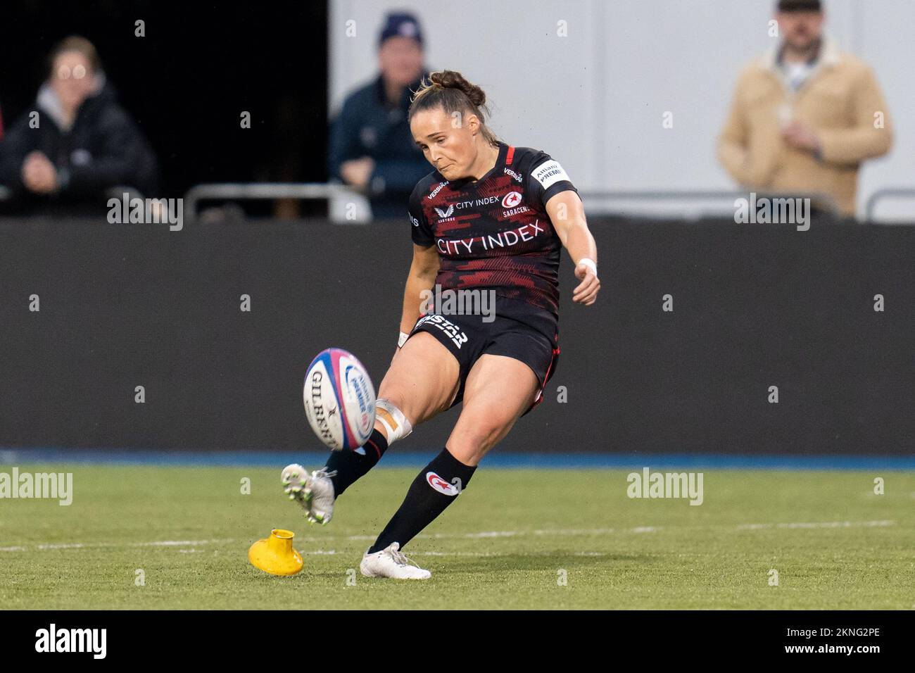 Londra, Regno Unito. 27th Nov 2022. Flo Williams #10 di Saracens Women converte il calcio di conversione durante la partita delle donne Allianz Premier 15 Saracens Women vs Wasps Women allo StoneX Stadium, Londra, Regno Unito, 27th novembre 2022 (Foto di Richard Washbrooke/News Images) a Londra, Regno Unito il 11/27/2022. (Foto di Richard Washbrooke/News Images/Sipa USA) Credit: Sipa USA/Alamy Live News Foto Stock