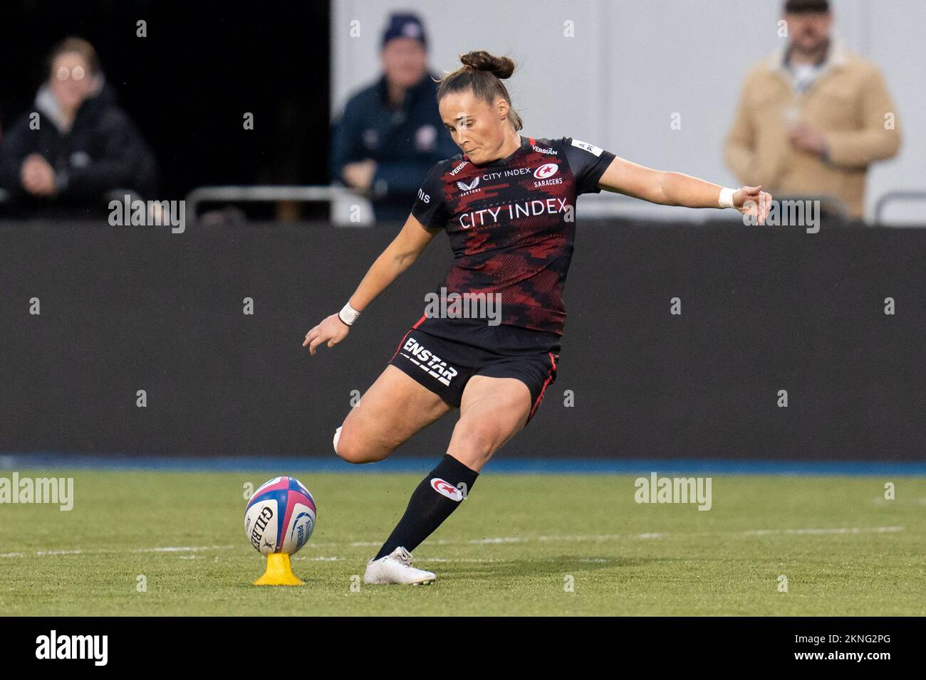 Londra, Regno Unito. 27th Nov 2022. Flo Williams #10 di Saracens Women converte il calcio di conversione durante la partita delle donne Allianz Premier 15 Saracens Women vs Wasps Women allo StoneX Stadium, Londra, Regno Unito, 27th novembre 2022 (Foto di Richard Washbrooke/News Images) a Londra, Regno Unito il 11/27/2022. (Foto di Richard Washbrooke/News Images/Sipa USA) Credit: Sipa USA/Alamy Live News Foto Stock