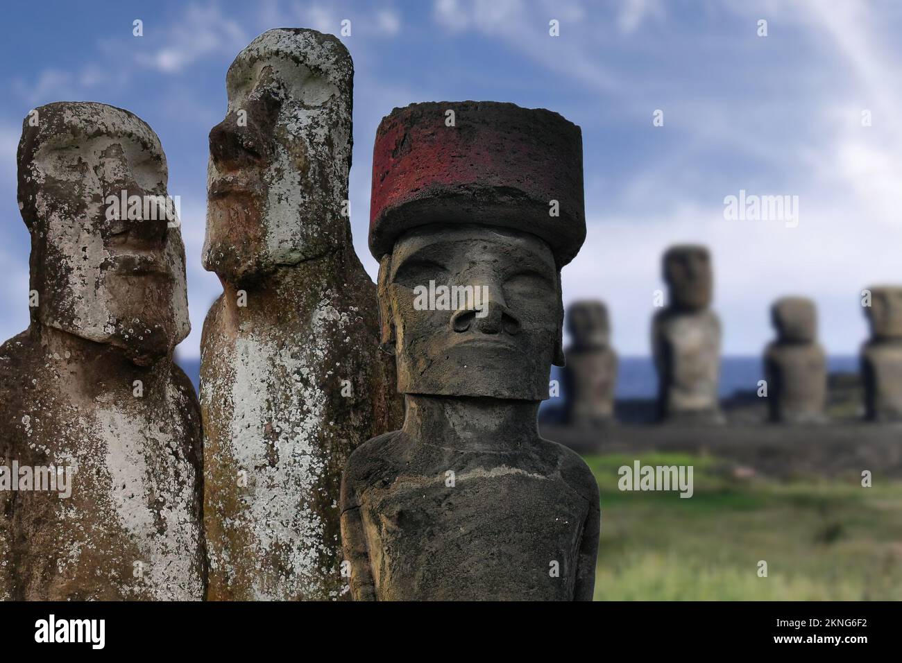 Statue Moai nel Vulcano Rano Raraku nell'Isola di Pasqua, Parco Nazionale di Rapa Nui, Cile Foto Stock