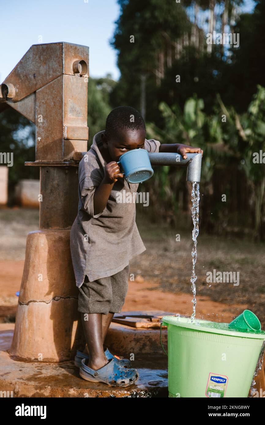 Monte Elgon, Kenya - 01.25.2017: Ritratto di un bambino afroamericano. Un team missionario è venuto per aiutare i bambini senza casa. Foto Stock