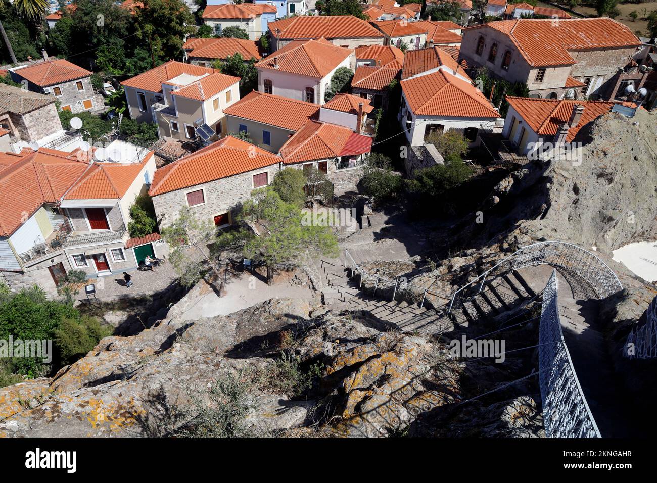 Vista che guarda giù sulla città di Petra dalla chiesa Glykfylousa Panagia - nostra Signora del dolce Kiss Lesbos , settembre / ottobre 2022. Foto Stock