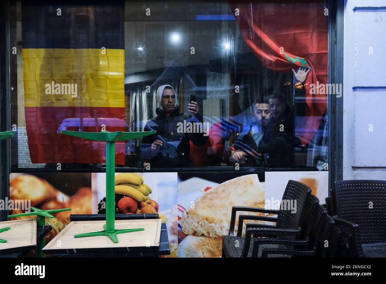 Bruxelles, Belgio. 27th Nov 2022. I manifestanti si sono scontrati con la polizia antisommossa dopo la partita di calcio del Qatar 2022 tra il Belgio e il Marocco, a Bruxelles, in Belgio, il 27 novembre 2022. Credit: ALEXANDROS MICHAILIDIS/Alamy Live News Foto Stock