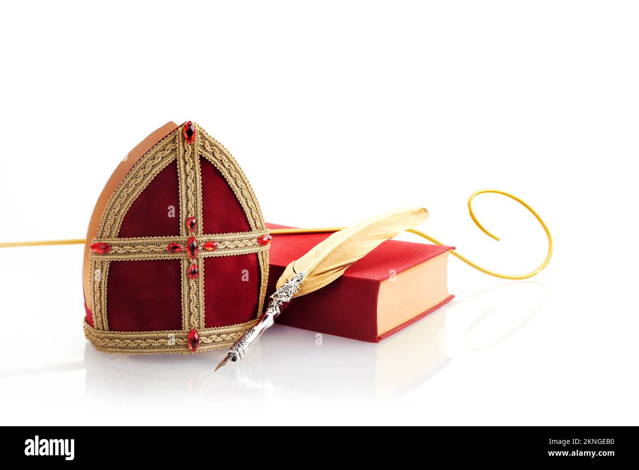 6th dicembre giorno di San Nicola - Sinterklaas. San Nicola miter e libro isolato su bianco. Foto Stock