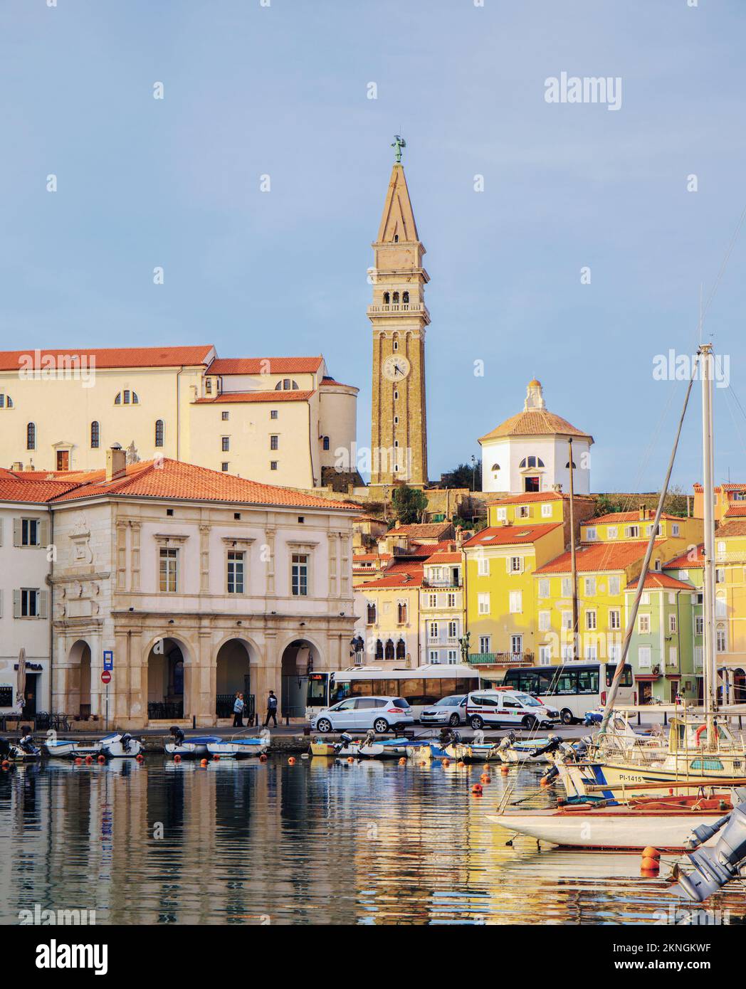 Pirano, Primorska, Slovenia. Vista sul porto di Tartinijev trg (o quadrata) e la guglia di San Giorgio e la cattedrale. Foto Stock