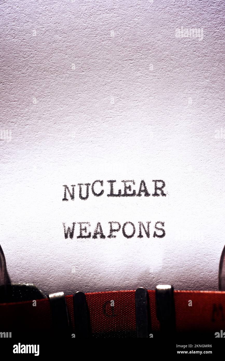 Frase sulle armi nucleari scritta con una macchina da scrivere. Foto Stock