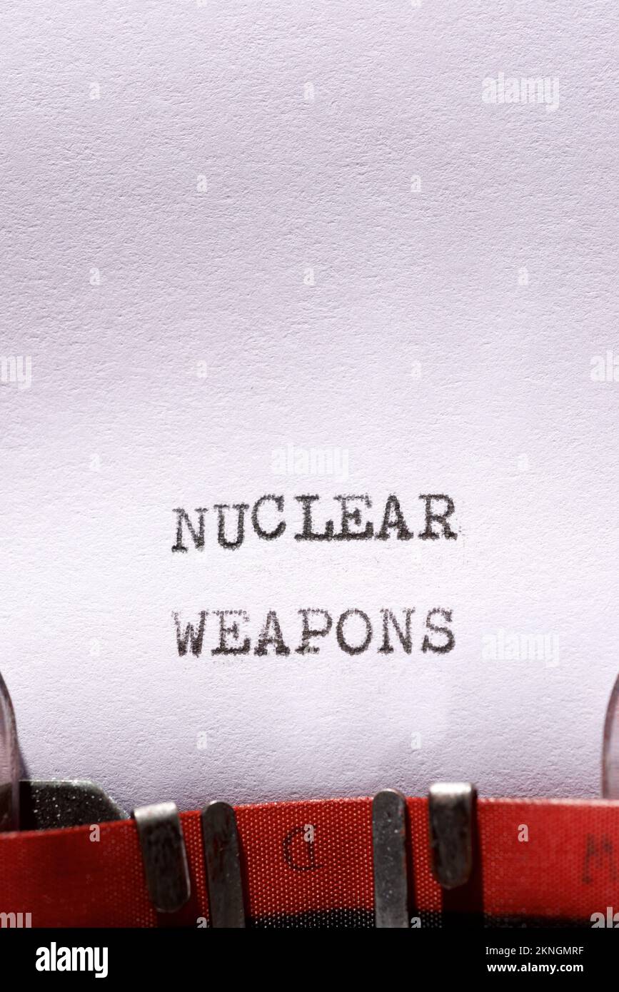 Frase sulle armi nucleari scritta con una macchina da scrivere. Foto Stock