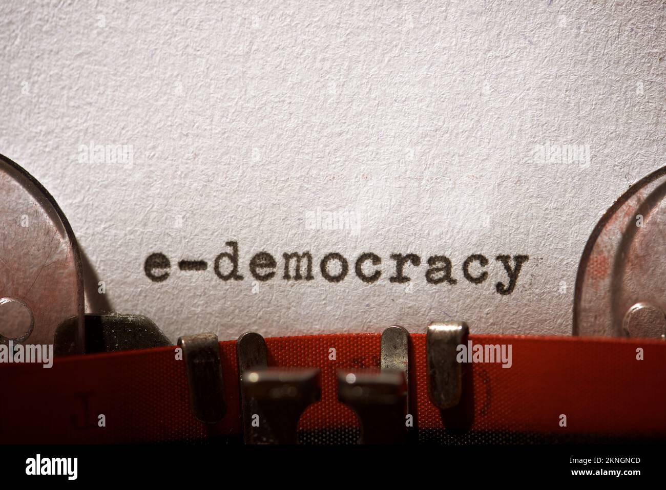 e-democrazia parola scritta con una macchina da scrivere. Foto Stock
