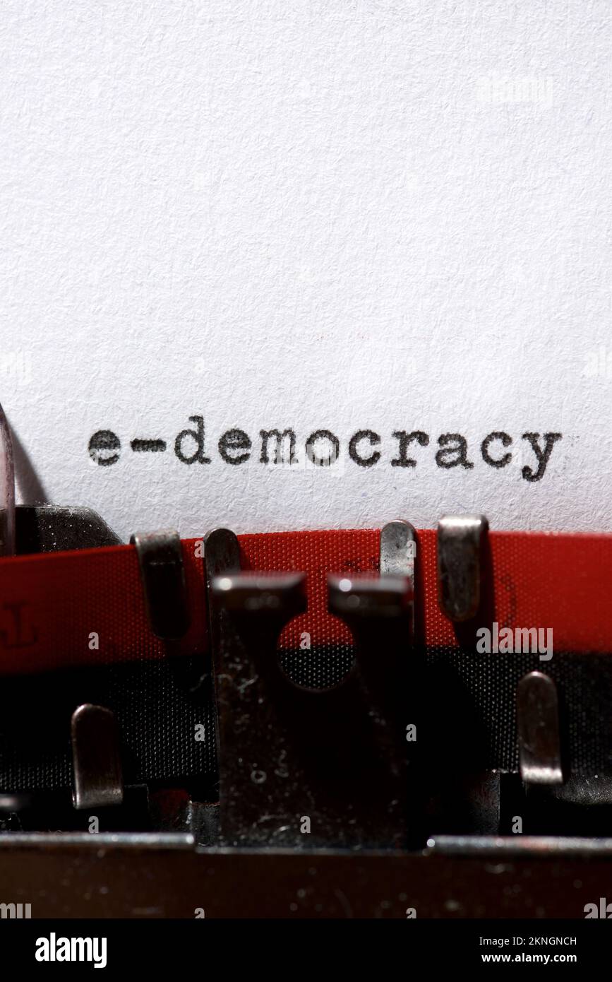 e-democrazia parola scritta con una macchina da scrivere. Foto Stock