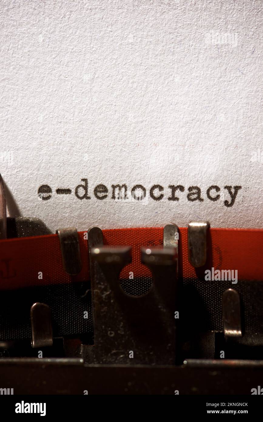 e-democrazia parola scritta con una macchina da scrivere. Foto Stock