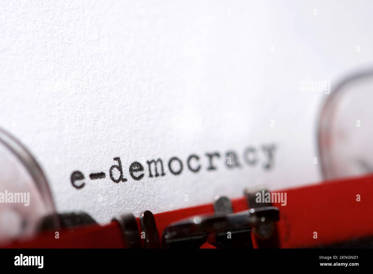 e-democrazia parola scritta con una macchina da scrivere. Foto Stock