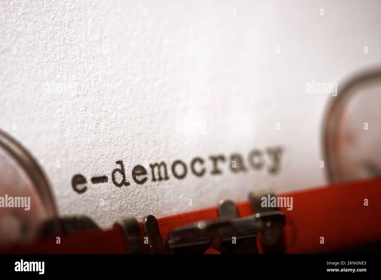 e-democrazia parola scritta con una macchina da scrivere. Foto Stock