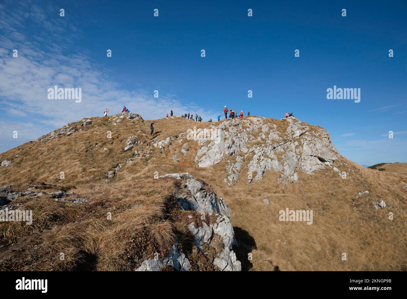 Chleb, Mala Fatra, Lesser Fatra, Slovacchia, Europa - 28 ottobre 2022: Turisti e escursionisti irriconoscibili sulla cima di una collina e di una montagna rocciosa. Natura Foto Stock