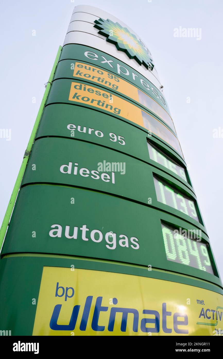 Grande colonna con i prezzi di benzina, diesel e carburante autogas in una stazione di servizio BP Express nei Paesi Bassi. Cielo blu Foto Stock