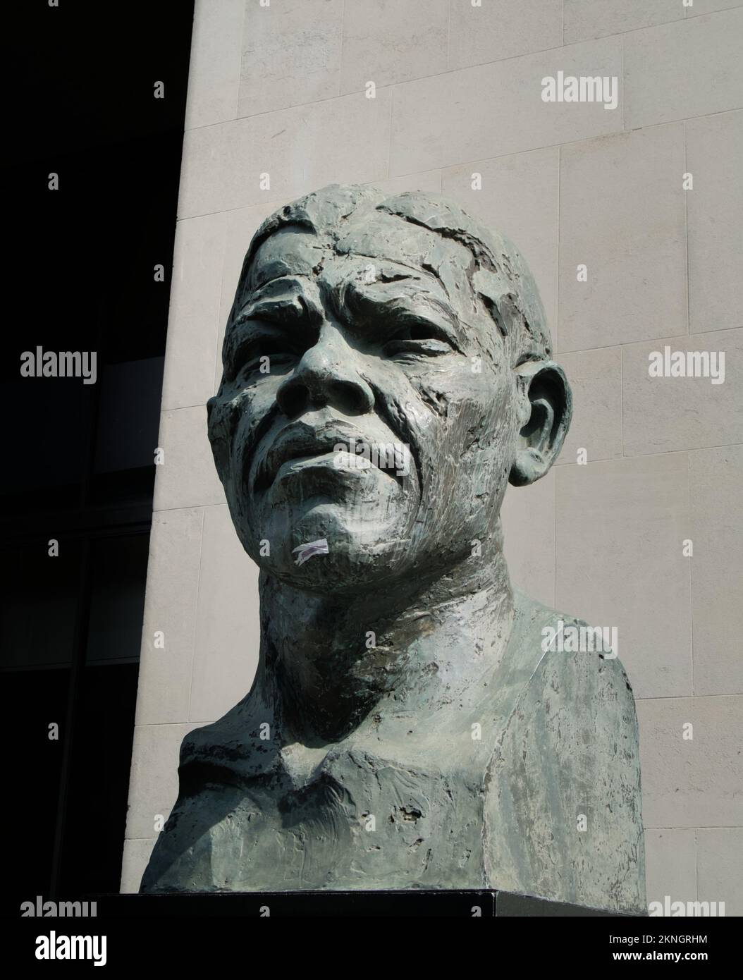Statua bronzea della scultura del busto della testa di Nelson Mandela di Ivan Walters sulla Southbank, Londra UK Foto Stock