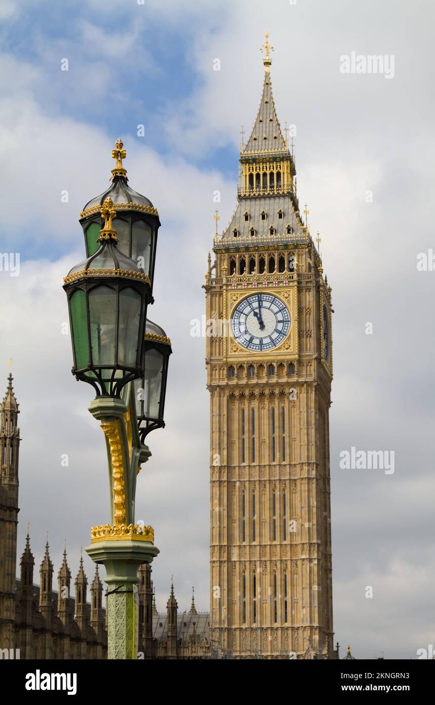 Lampada da strada vittoriana SUL ponte di Westminster di fronte alla Queen Elizabeth Tower e al Clock Face, Big ben, Londra UK Foto Stock