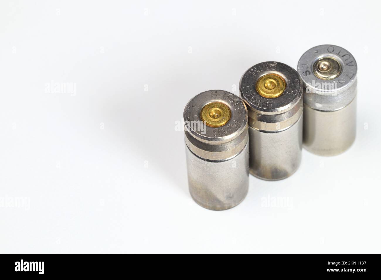 La vareità dei gusci di munizioni usati isolati su sfondo bianco Foto Stock
