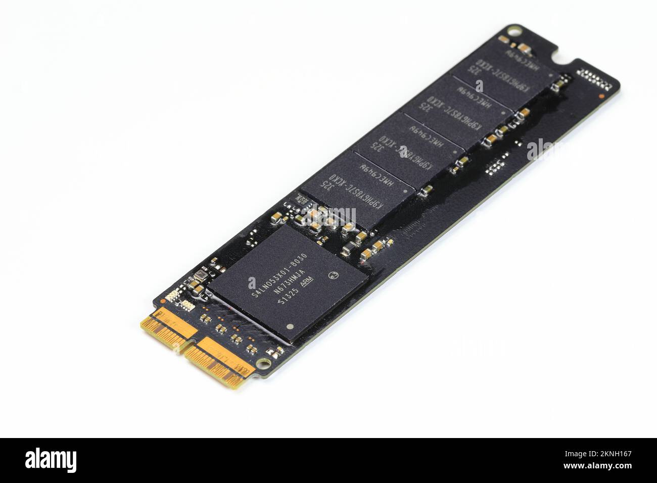 Primo piano unità a stato solido connettore proprietario a 12+16 pin NVME e adattatore 12+16 pin a connettore m.2, isolato su sfondo bianco. Foto Stock