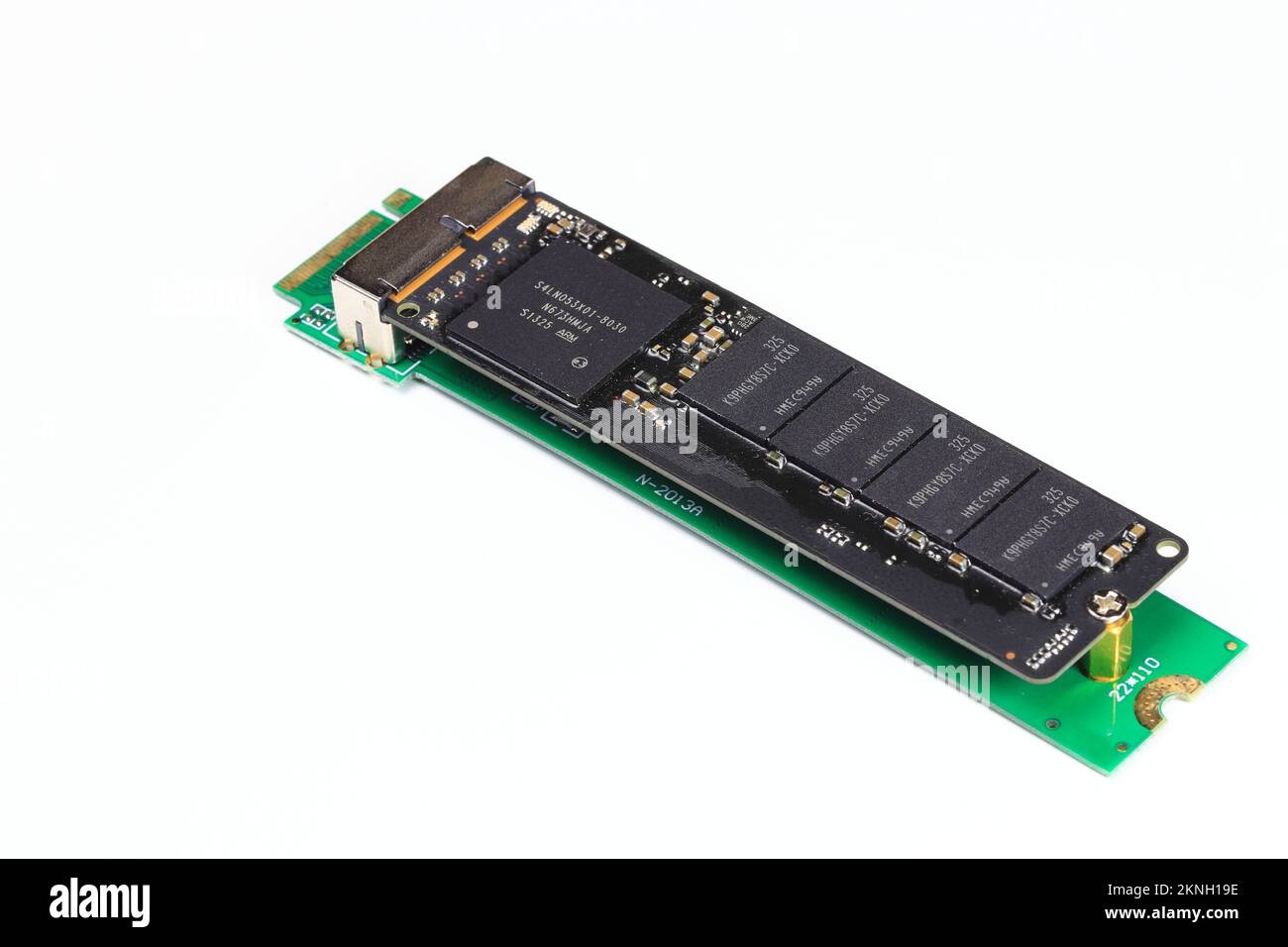 Primo piano unità a stato solido connettore proprietario a 12+16 pin NVME e adattatore 12+16 pin a connettore m.2, isolato su sfondo bianco. Foto Stock