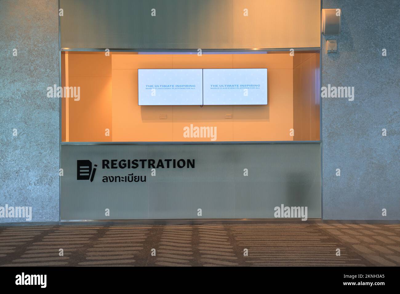 banco ricevimento nella lobby, banco registrazione davanti al centro conferenze. Foto Stock