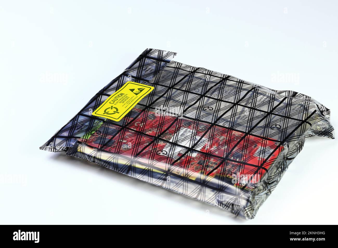 Scheda video grafica professionale, scheda video grafica ad alte prestazioni per computer workstation in contenitore antistatico o sacchetto esd isolato sul retro bianco Foto Stock