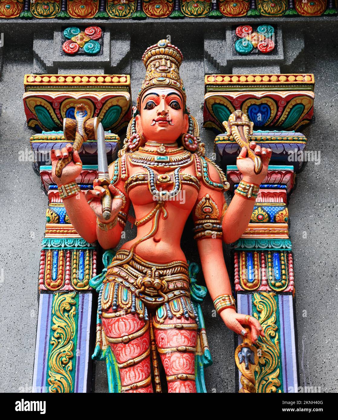 La scultura e le statue di Kali, Lakshmi - Dea indù, Dea Lakshmi ( Uma Devi ) sculture statue al tempio indù di bangkok. Foto Stock