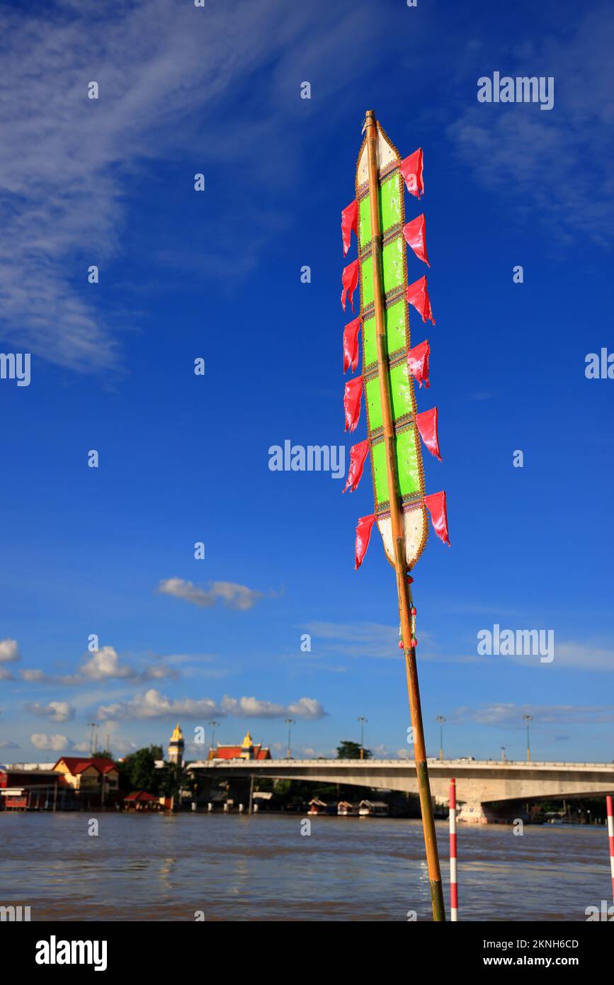 Le bandiere di centipede nel Thai-Mon celebrano lo sfondo del Festival con il cielo blu. Foto Stock