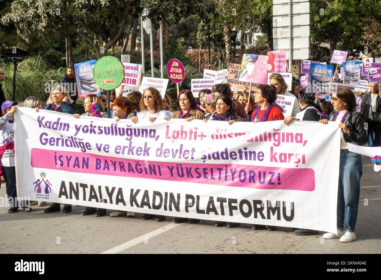 27 novembre 2022 proteste ad Antalya: Femministe e LGBT+ protestanti contro il sistema patriarcale, lo sfruttamento, il regime islamico, la femminide. Foto Stock