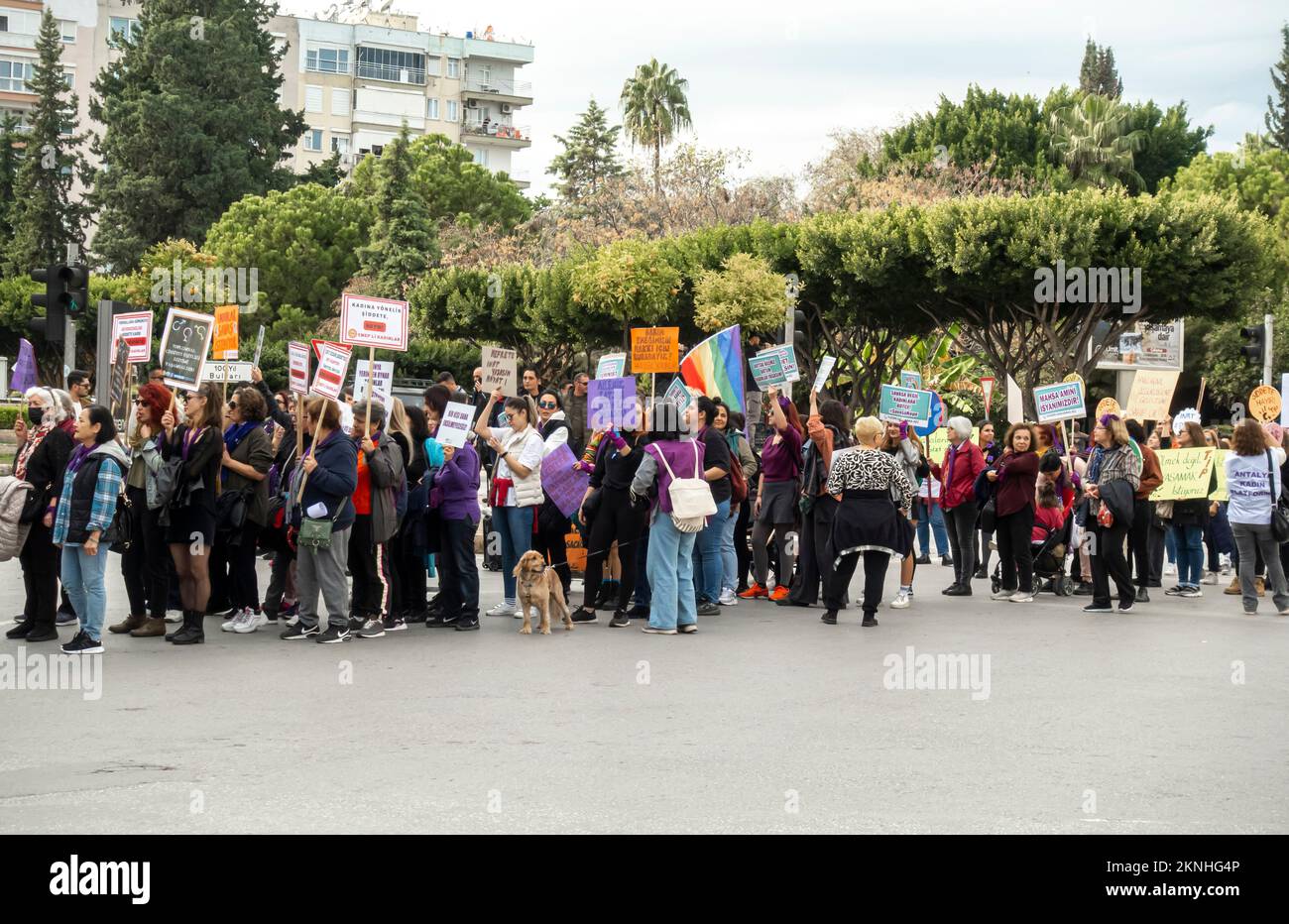 27 novembre 2022 proteste ad Antalya: Femministe e LGBT+ protestanti contro il sistema patriarcale, lo sfruttamento, il regime islamico, la femminide. Foto Stock