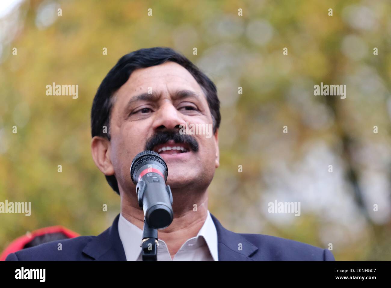 Londra, Regno Unito. 27 novembre 2022. Ziauddin Yousafzai, padre di Malala, parla ad un raduno a Whitehall. L'azione per l'Afghanistan march and Rally a Westminster mirava a riportare l'attenzione sulla rapida diminuzione dei diritti e delle libertà delle donne e delle ragazze nella nazione, a seguito del ritiro delle truppe occidentali dalla nazione e del conseguente ritorno dei talebani. Credito: Fotografia dell'undicesima ora/Alamy Live News Foto Stock