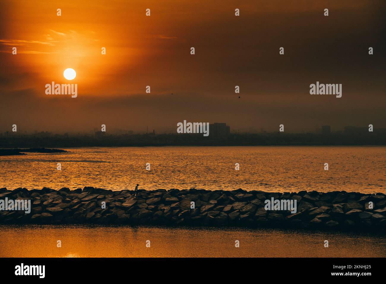 Abbracciare l'ora d'oro quando il sole bacia l'orizzonte con una sinfonia di colori del crepuscolo Foto Stock