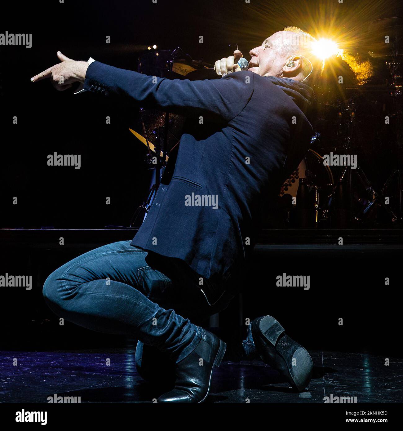 Jim Kerr di Simple Minds che si esibisce dal vivo sul palco Foto Stock