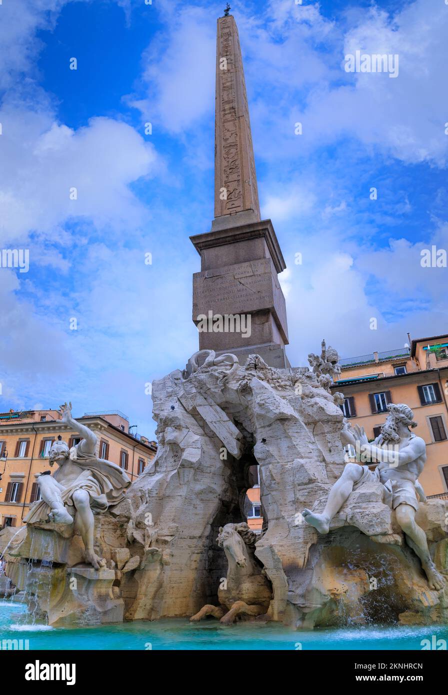 Vista urbana di Roma, Italia: Fontana dei quattro fiumi (Fontana dei quattro fiumi) con obelisco egiziano in Piazza Navona. Foto Stock