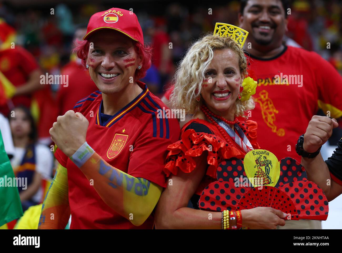 Al Khor, Qatar, 27th novembre 2022. Tifosi spagnoli durante la partita della Coppa del mondo FIFA 2022 allo stadio al Bayt di al Khor. Il credito di foto dovrebbe essere: David Klein / Sportimage Foto Stock