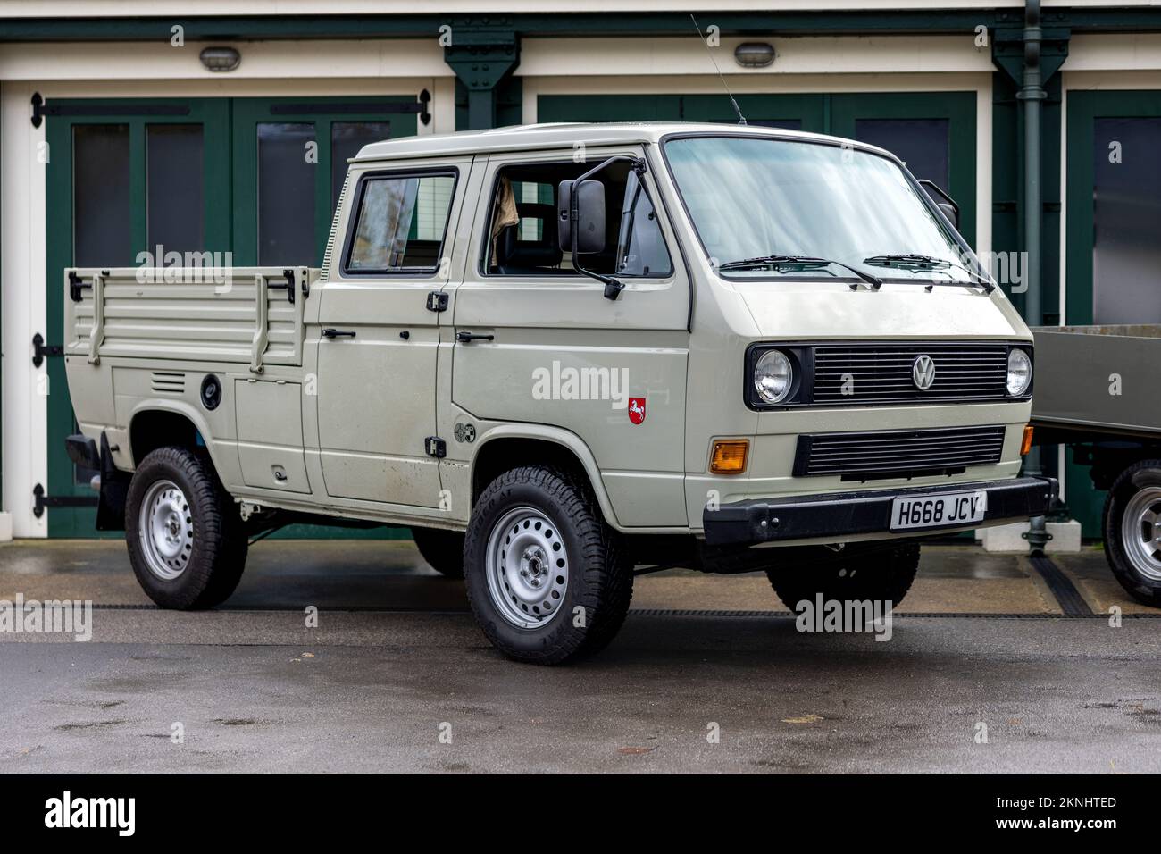 1990 Volkswagen Transporter pick-up «H668 JCV» in mostra all’assemblea dei cavalli da lavoro tenutasi presso il Bicester Heritage Centre il 27th novembre 2022 Foto Stock