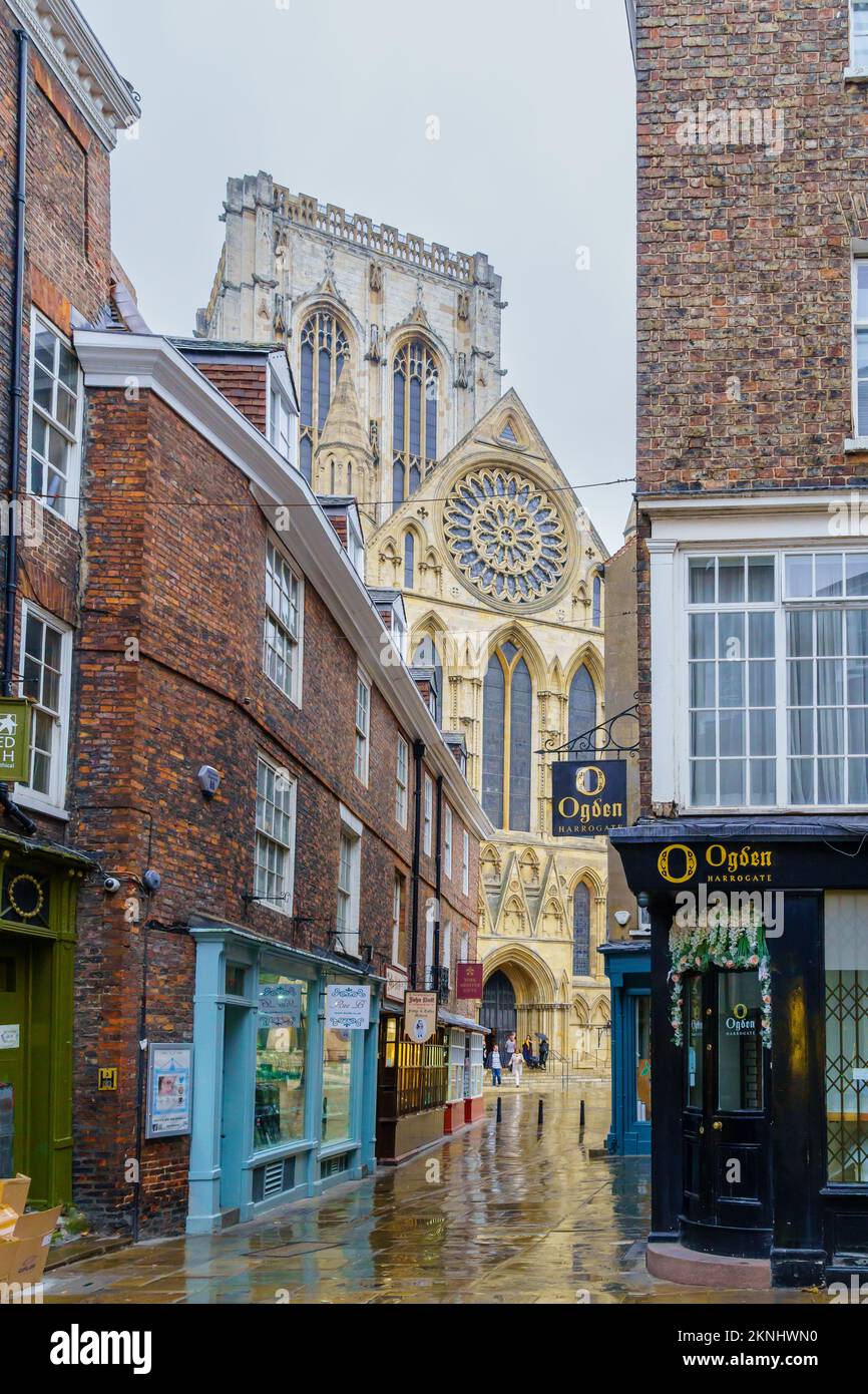 York, Regno Unito - 22 settembre 2022: Vista della strada, con la cattedrale di York, la gente del posto e i visitatori, a York, North Yorkshire, Inghilterra, Regno Unito Foto Stock