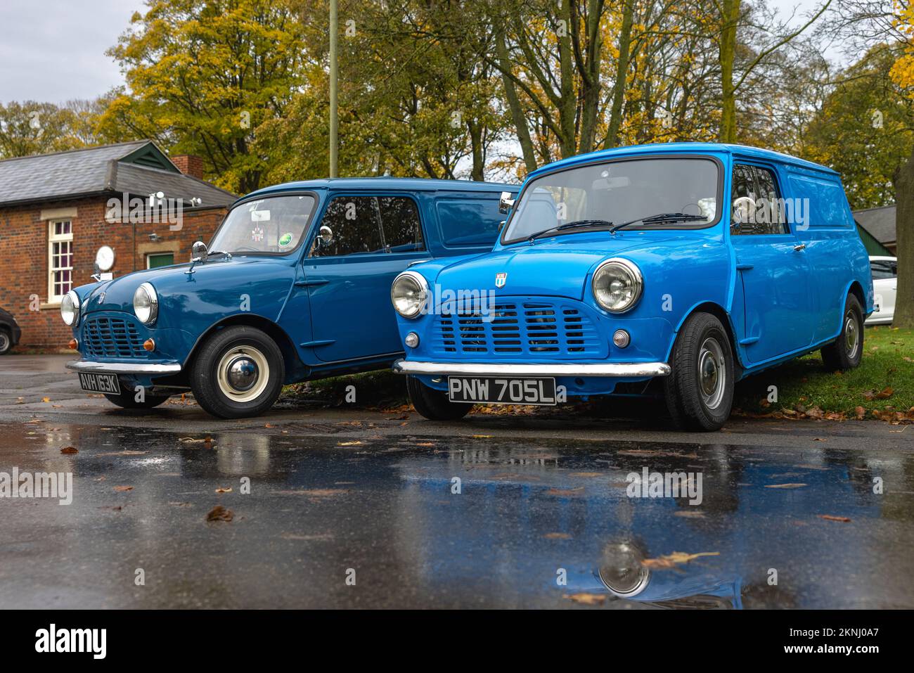 1972 Leyland Cars Mini 850 ‘AVH 163K & 1973 Rover Mini ‘PNW 705L’ in mostra all’assemblea dei cavalli di lavoro tenutasi presso il Bicester Heritage Centre Foto Stock