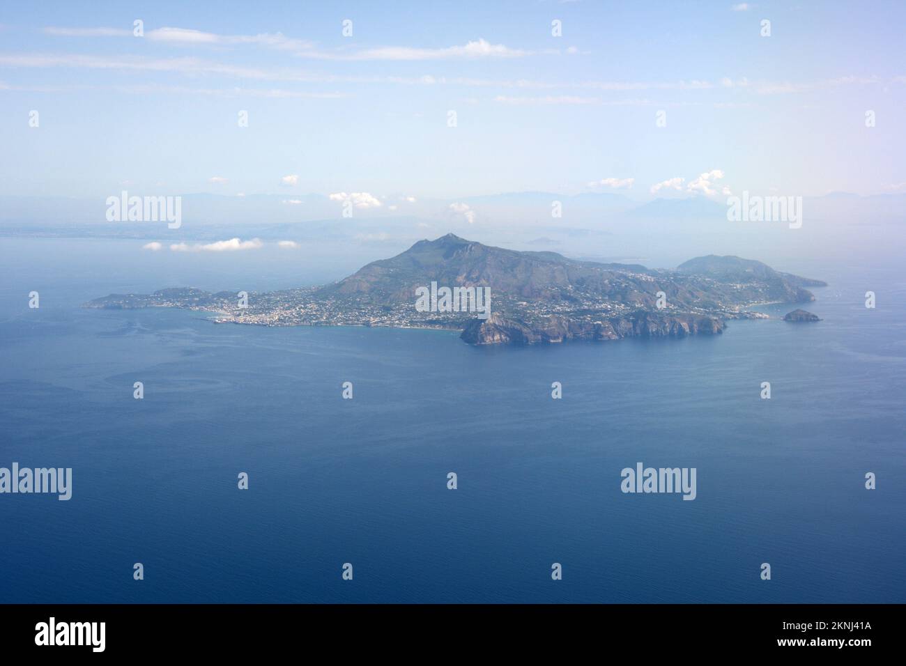 Veduta aerea del versante occidentale dell'isola d'Ischia e della città di Forio nel Golfo di Napoli, Isole Flegrei, Campania, Italia. Foto Stock