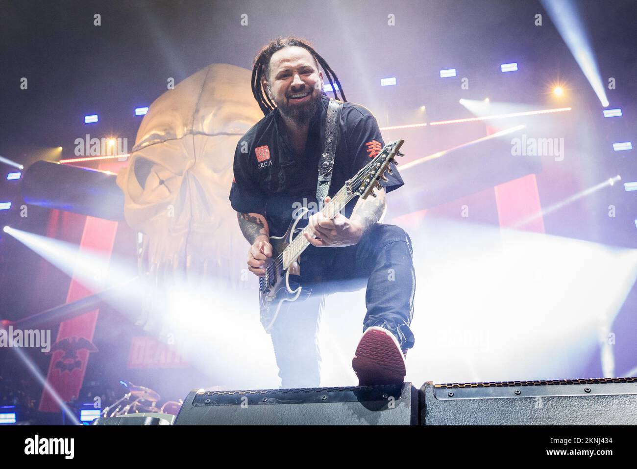 Zoltan Bathory di Five Finger Death Punch che si esibisce dal vivo sul palco Foto Stock