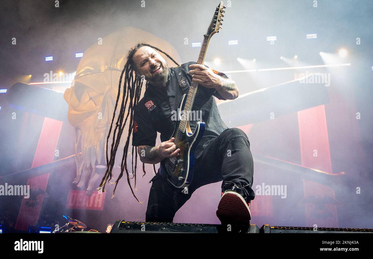 Zoltan Bathory di Five Finger Death Punch che si esibisce dal vivo sul palco Foto Stock