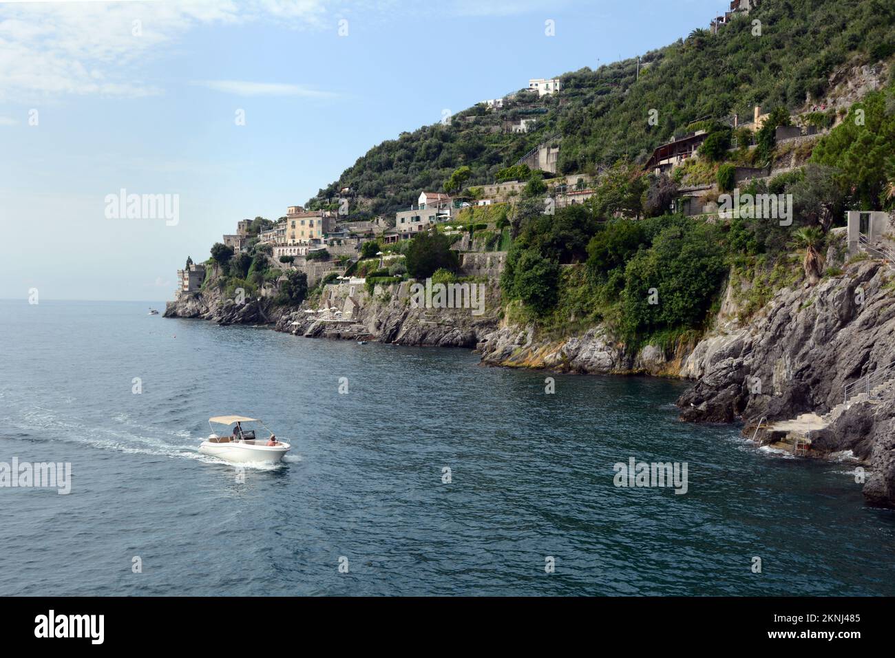 Navigate lungo il panoramico e roccioso tratto della Costiera Amalfitana nel borgo di Marmorata, frazione di Ravello, in Campania, nel Sud Italia. Foto Stock