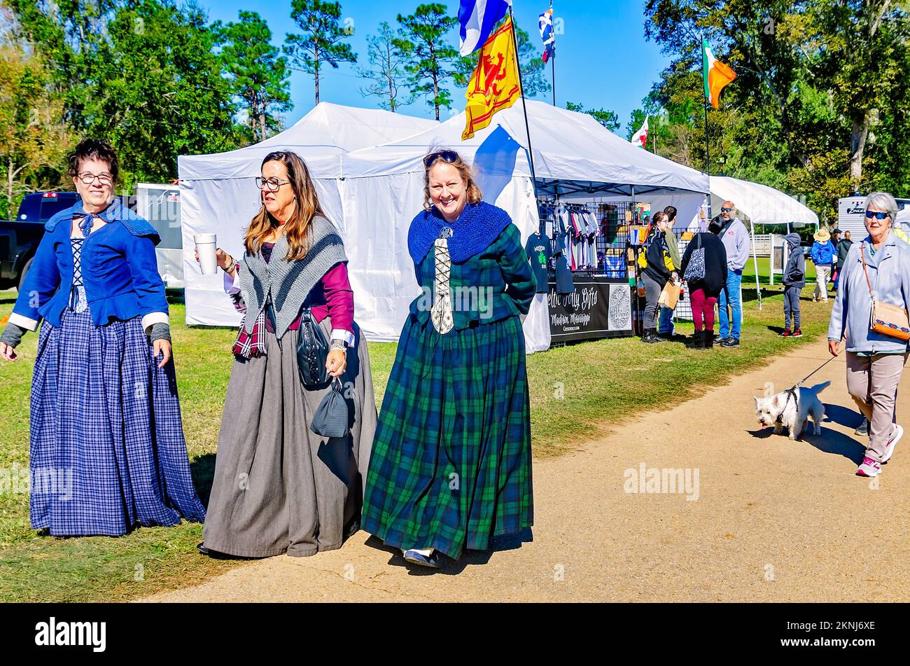 La gente passa accanto alle bancarelle dei venditori durante l'annuale Festival di musica celtica e i Giochi delle Highland scozzesi, il 13 novembre 2022, a Gulfport, Mississippi. Foto Stock