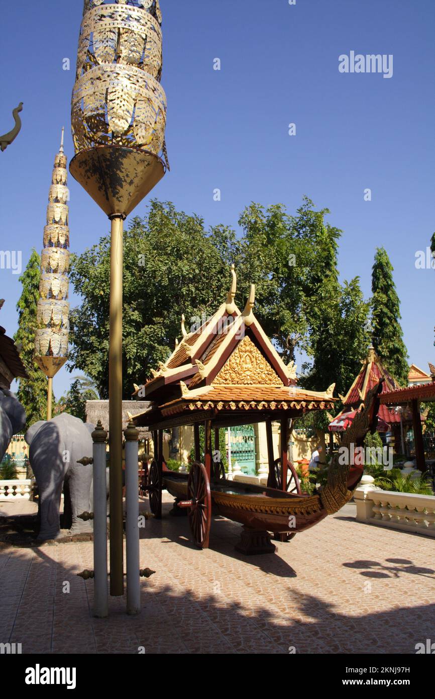 Chiatta reale e statue degli elefanti, Palazzo reale, Phnom Penh, Cambogia Foto Stock