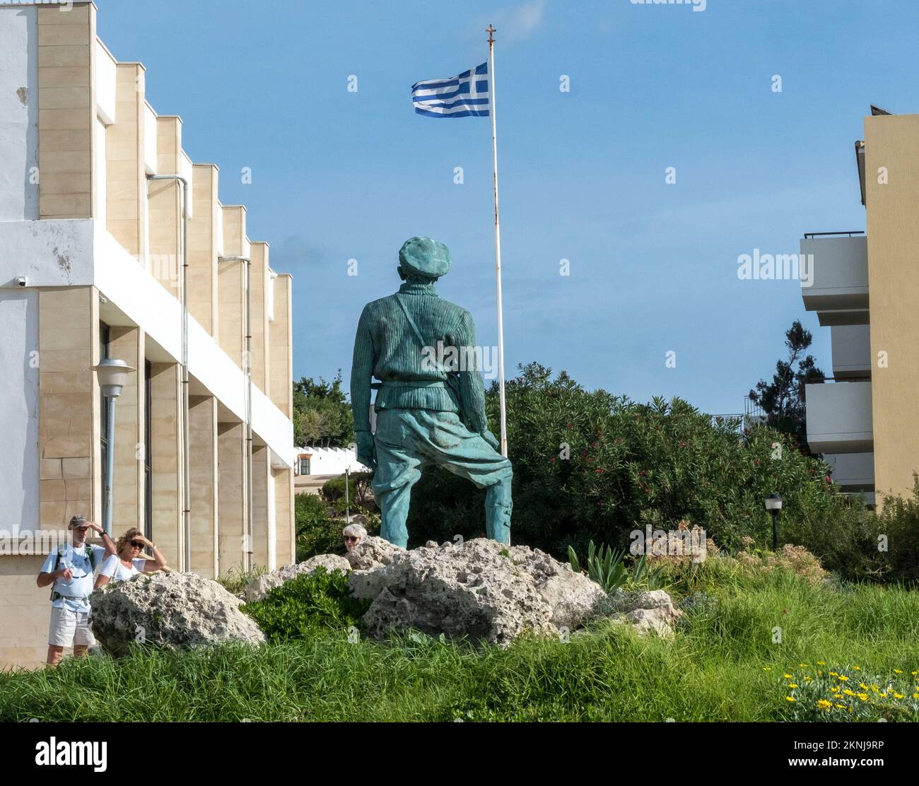 La statua del generale George Grivas-Dhigenis leader della lotta di liberazione di EOKA 1955-59 sul litorale a Chloraka, Paphos Cipro. Foto Stock