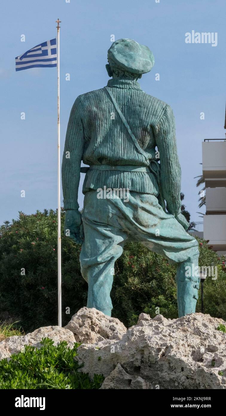 La statua del generale George Grivas-Dhigenis leader della lotta di liberazione di EOKA 1955-59 sul litorale a Chloraka, Paphos Cipro. Foto Stock