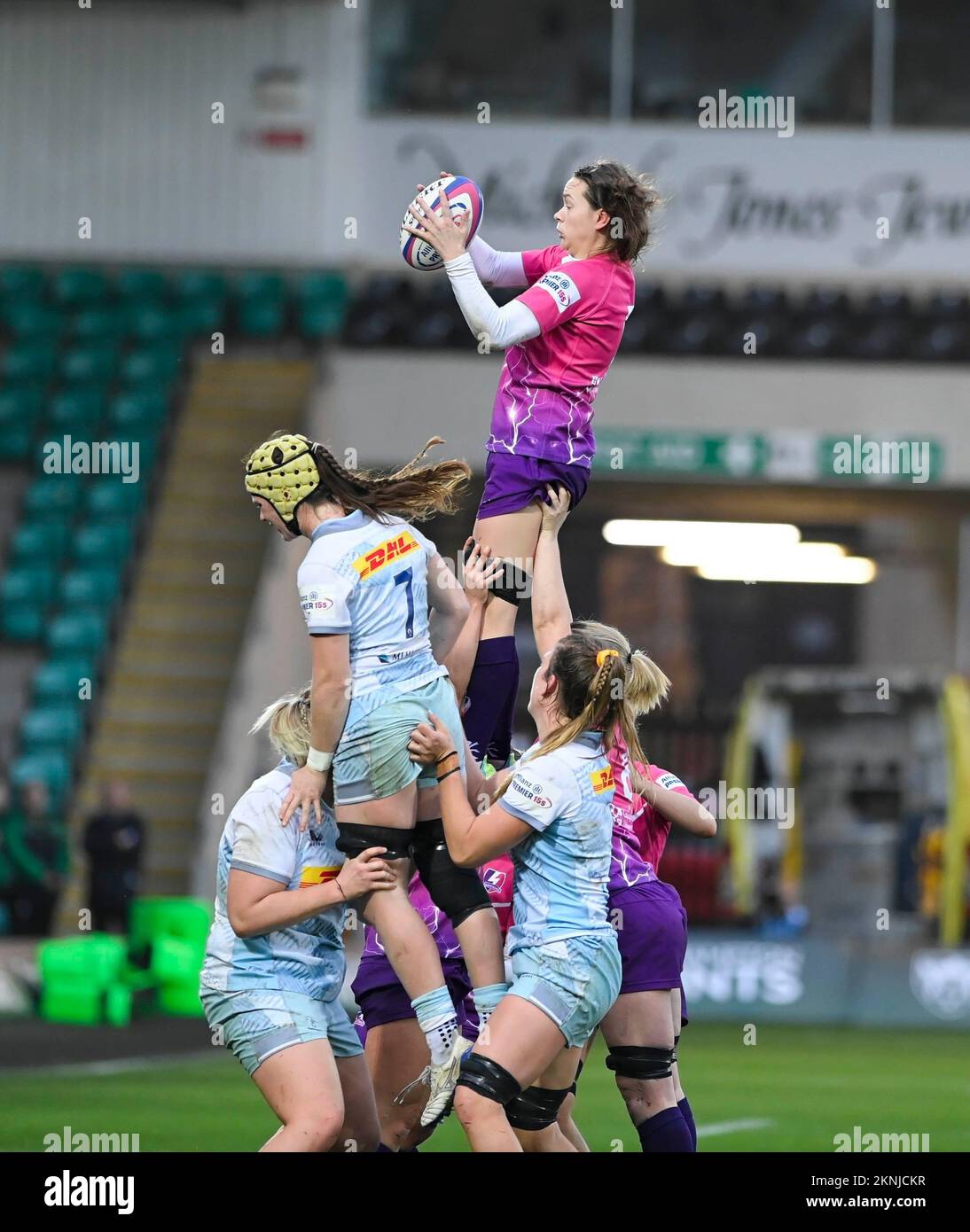 NORTHAMPTON, INGHILTERRA - -27 novembre - 2022 : Georgia Bradley vince la palla durante la partita tra Loughborough Lightning Vs Harlequins a Franklin's Gardens il 27 novembre 2022 a Northampton, Inghilterra Credit: PATRICK ANTHONISZ/Alamy Live News Foto Stock